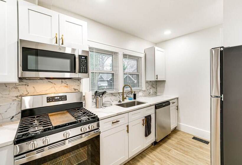 Dog Friendly Pleasant Ridge Home: 13 Mi To Detroit