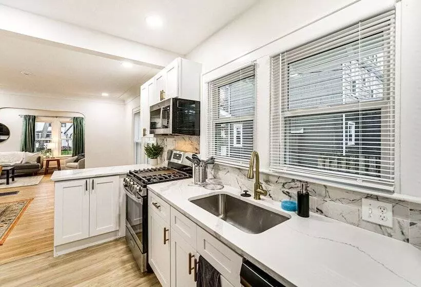 Dog Friendly Pleasant Ridge Home: 13 Mi To Detroit