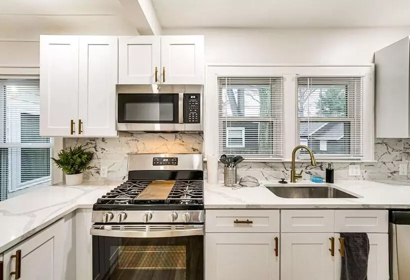 Dog Friendly Pleasant Ridge Home: 13 Mi To Detroit