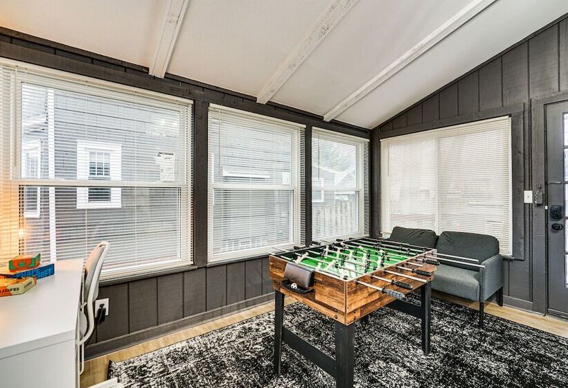 Dog Friendly Pleasant Ridge Home: 13 Mi To Detroit