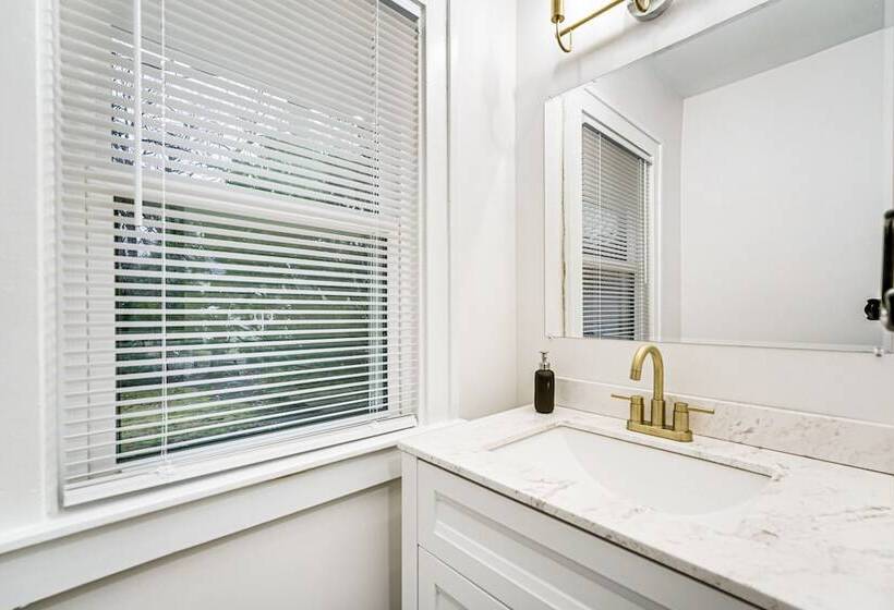 Dog Friendly Pleasant Ridge Home: 13 Mi To Detroit