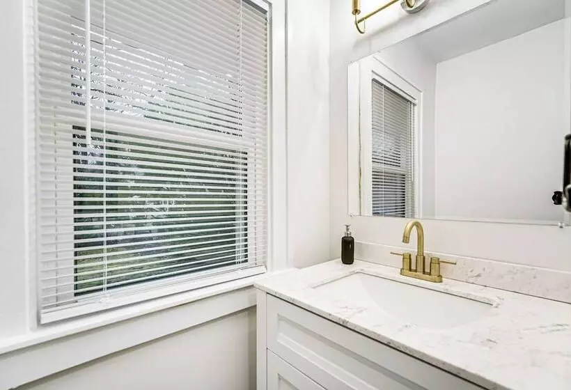 Dog Friendly Pleasant Ridge Home: 13 Mi To Detroit