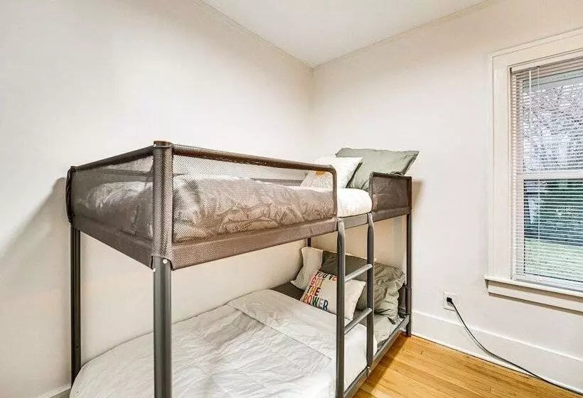 Dog Friendly Pleasant Ridge Home: 13 Mi To Detroit