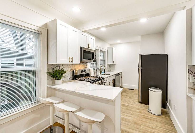 Dog Friendly Pleasant Ridge Home: 13 Mi To Detroit