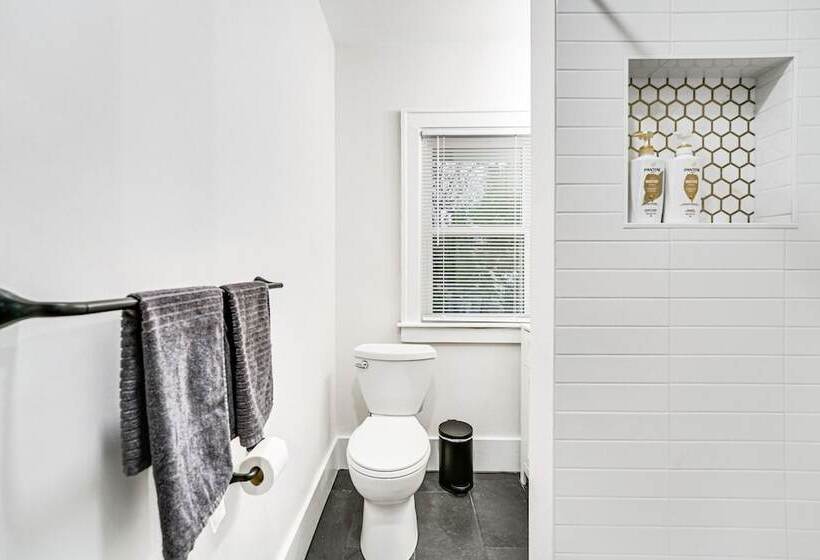 Dog Friendly Pleasant Ridge Home: 13 Mi To Detroit