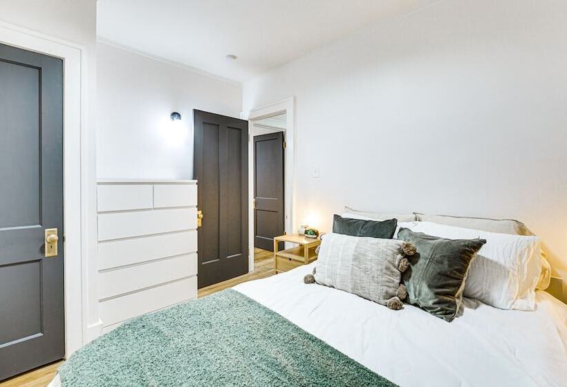 Dog Friendly Pleasant Ridge Home: 13 Mi To Detroit