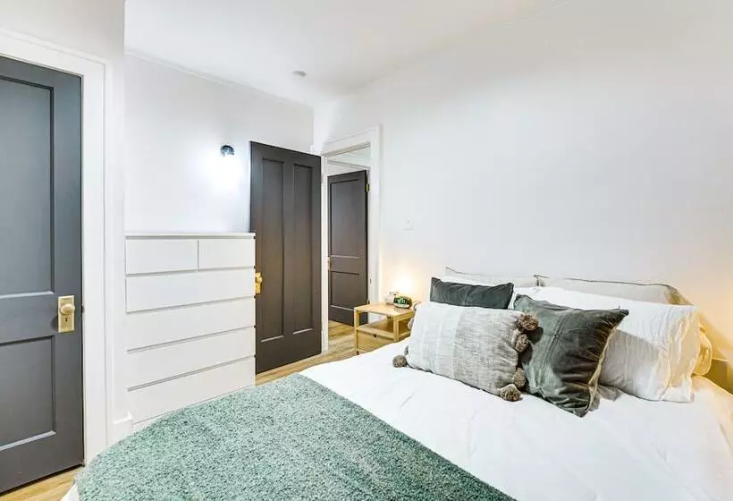 Dog Friendly Pleasant Ridge Home: 13 Mi To Detroit