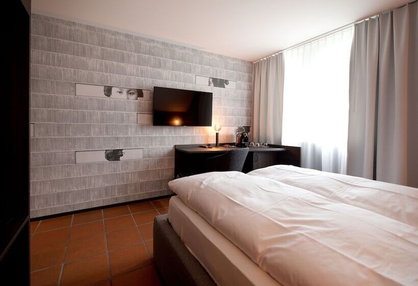 בית מלון כפרי Restaurant Zur Sonne