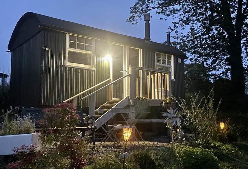 Lovely Shepherds Hut In Cornwall
