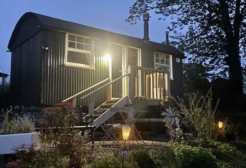 Lovely Shepherds Hut In Cornwall