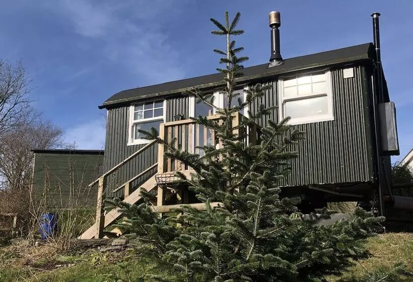 Lovely Shepherds Hut In Cornwall