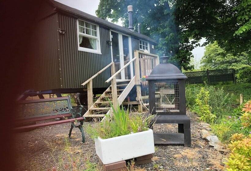 Lovely Shepherds Hut In Cornwall