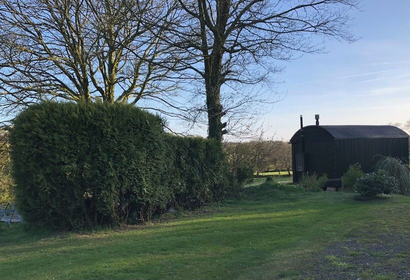 Lovely Shepherds Hut In Cornwall