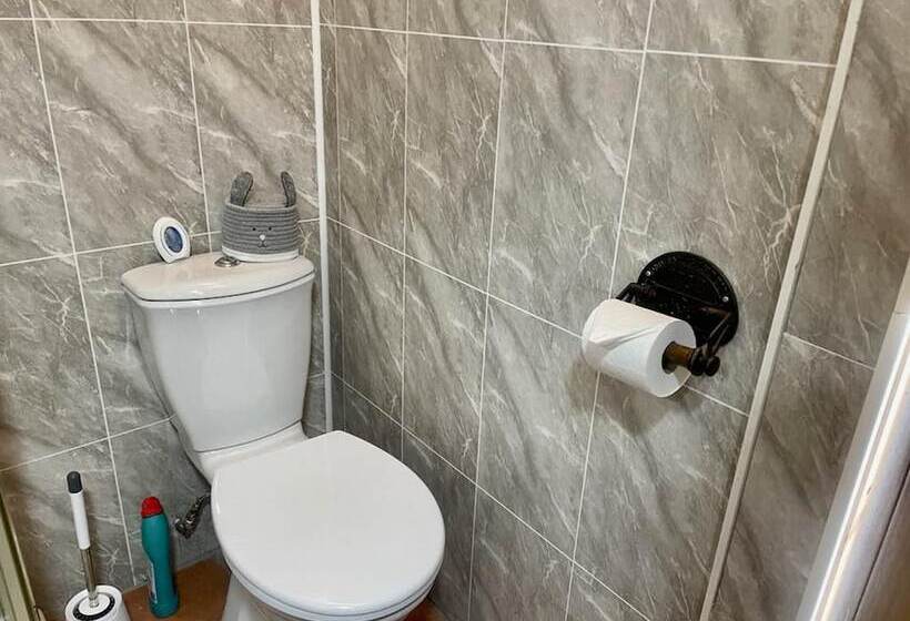 Lovely Shepherds Hut In Cornwall