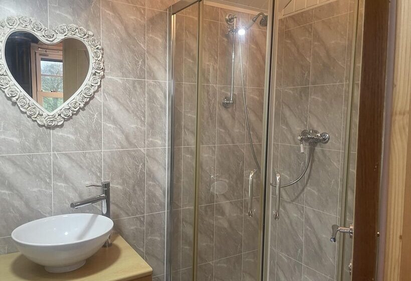 Lovely Shepherds Hut In Cornwall