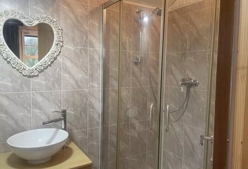 Lovely Shepherds Hut In Cornwall