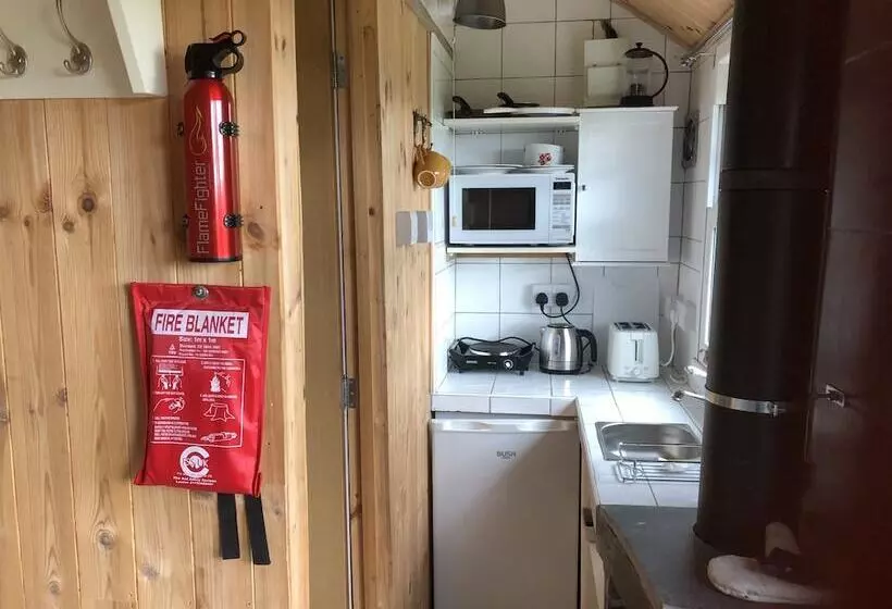 Lovely Shepherds Hut In Cornwall