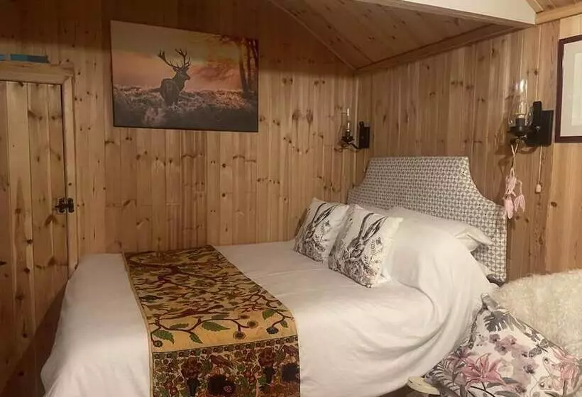 Lovely Shepherds Hut In Cornwall