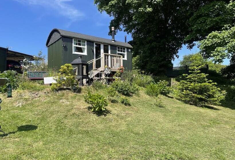 Lovely Shepherds Hut In Cornwall