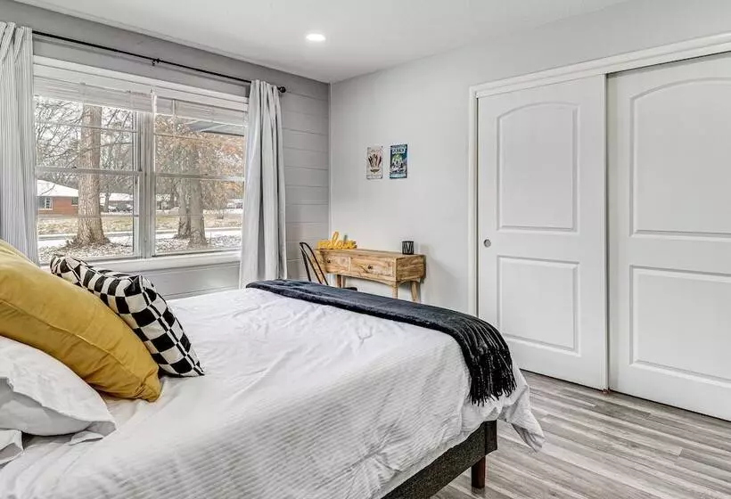 Modern Home ~ 6 Mi To Downtown Indy: Pets Welcome!