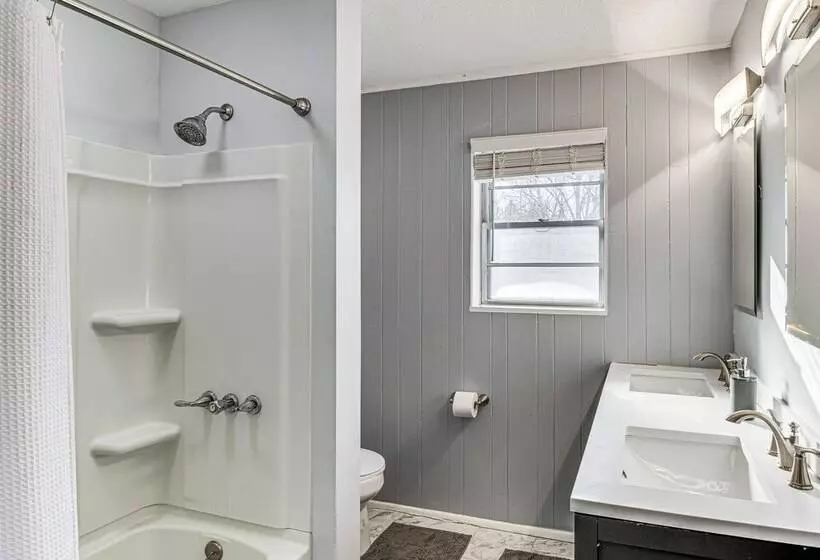 Modern Home ~ 6 Mi To Downtown Indy: Pets Welcome!