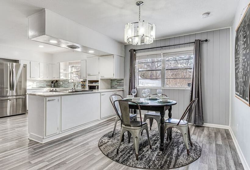 Modern Home ~ 6 Mi To Downtown Indy: Pets Welcome!