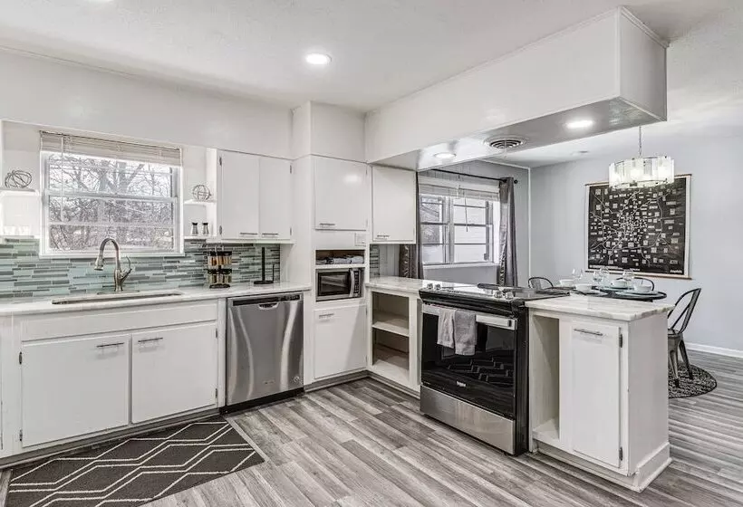 Modern Home ~ 6 Mi To Downtown Indy: Pets Welcome!