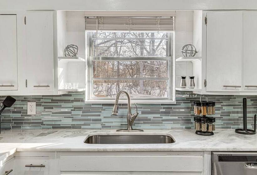 Modern Home ~ 6 Mi To Downtown Indy: Pets Welcome!