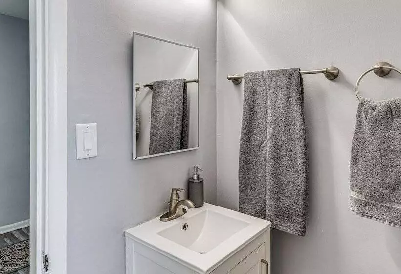 Modern Home ~ 6 Mi To Downtown Indy: Pets Welcome!