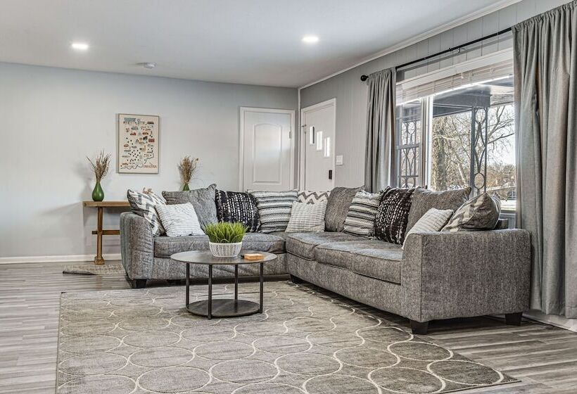 Modern Home ~ 6 Mi To Downtown Indy: Pets Welcome!