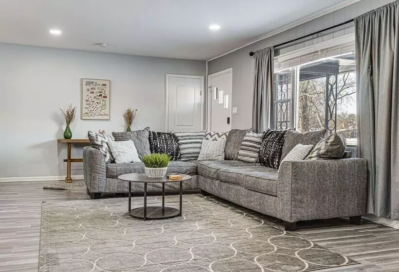 Modern Home ~ 6 Mi To Downtown Indy: Pets Welcome!