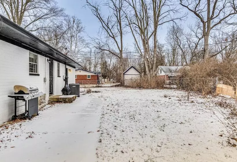 Modern Home ~ 6 Mi To Downtown Indy: Pets Welcome!