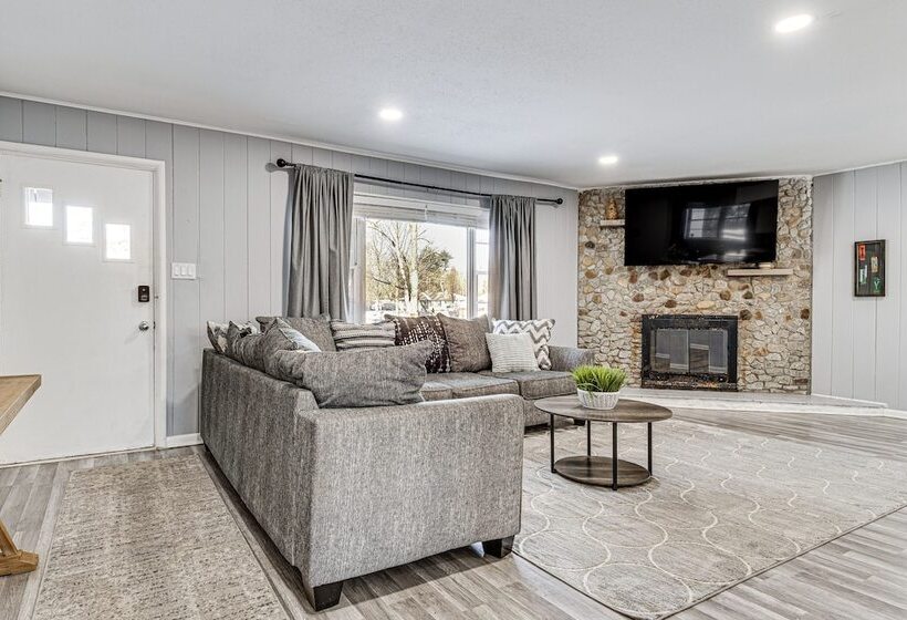 Modern Home ~ 6 Mi To Downtown Indy: Pets Welcome!