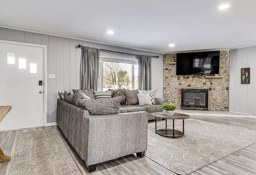 Modern Home ~ 6 Mi To Downtown Indy: Pets Welcome!