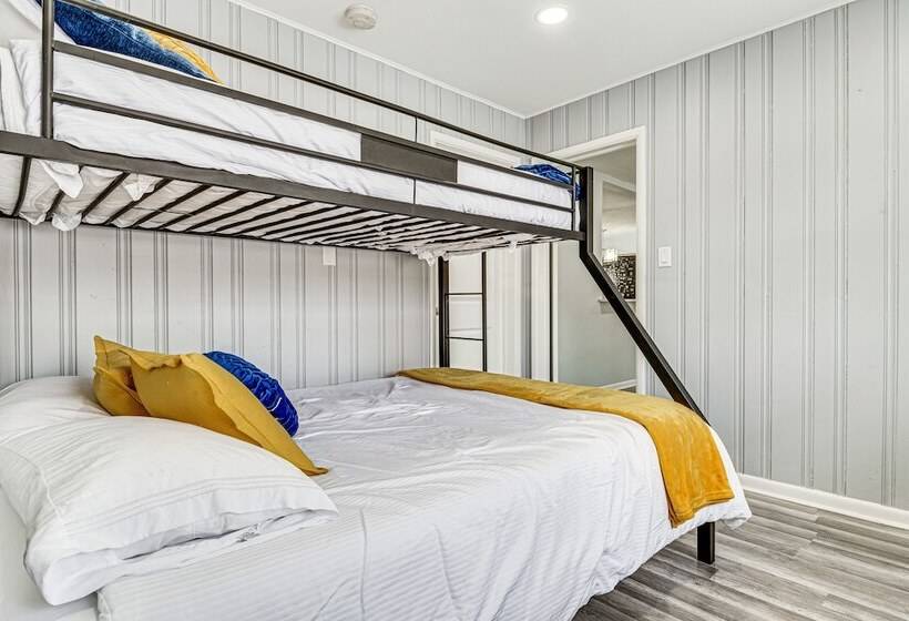 Modern Home ~ 6 Mi To Downtown Indy: Pets Welcome!