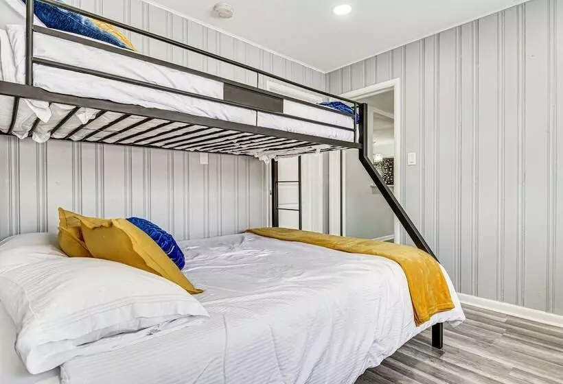 Modern Home ~ 6 Mi To Downtown Indy: Pets Welcome!