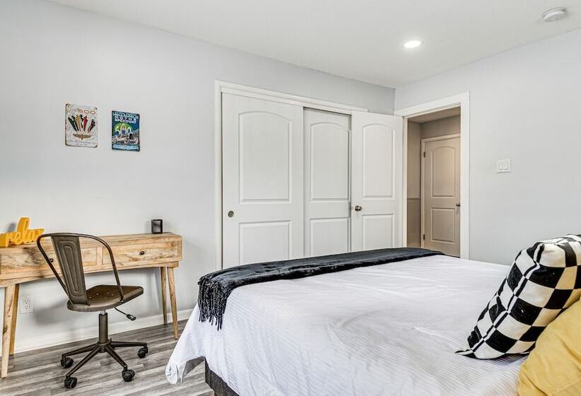 Modern Home ~ 6 Mi To Downtown Indy: Pets Welcome!