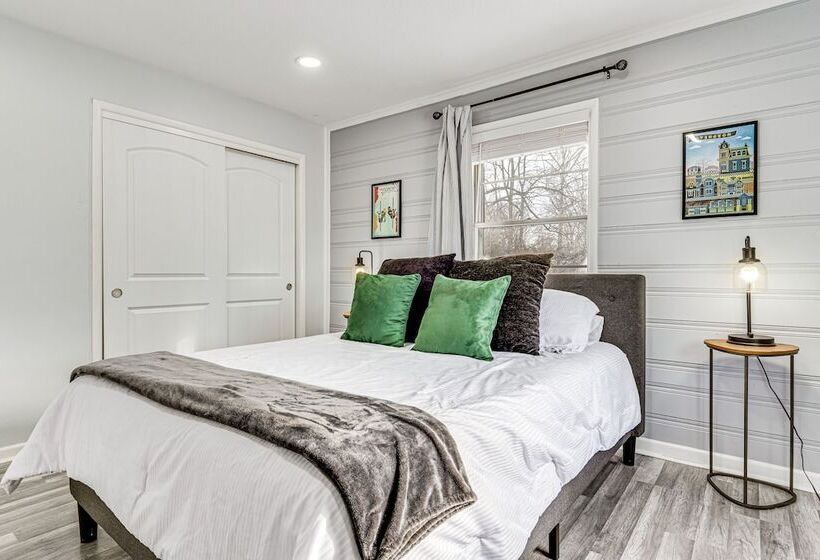 Modern Home ~ 6 Mi To Downtown Indy: Pets Welcome!