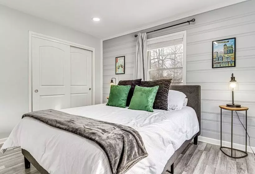 Modern Home ~ 6 Mi To Downtown Indy: Pets Welcome!