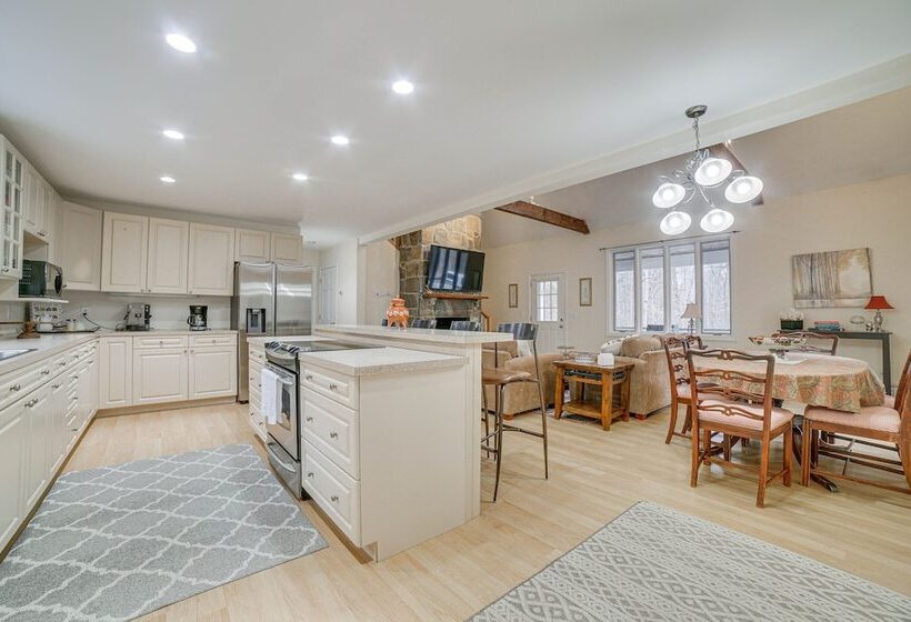 Peaceful Cavendish Retreat W/ Hot Tub & Fireplace!