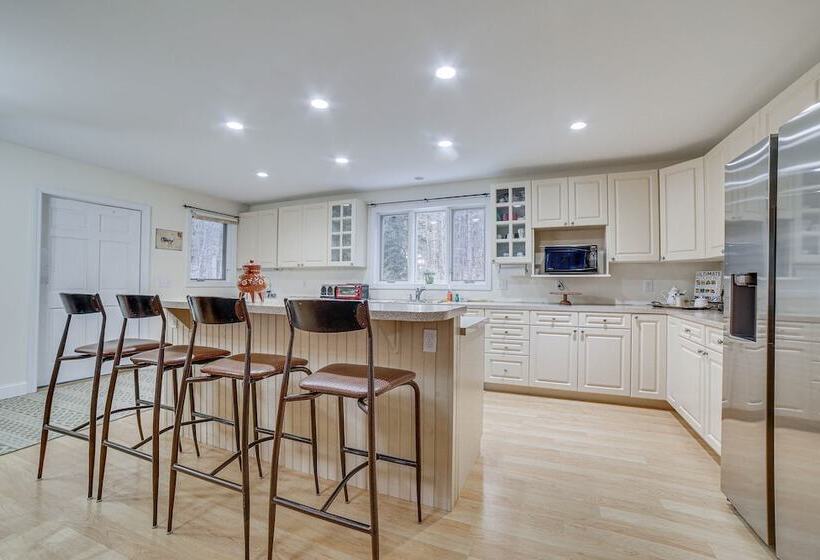 Peaceful Cavendish Retreat W/ Hot Tub & Fireplace!