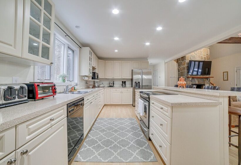 Peaceful Cavendish Retreat W/ Hot Tub & Fireplace!