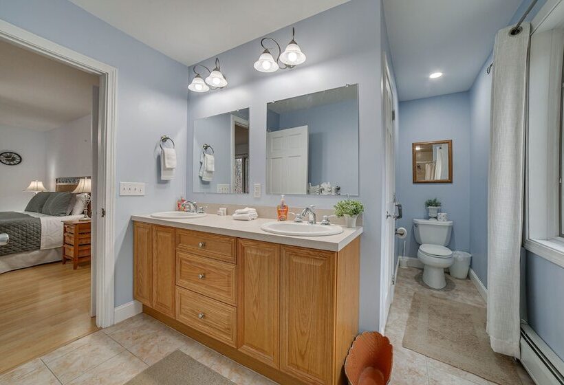 Peaceful Cavendish Retreat W/ Hot Tub & Fireplace!