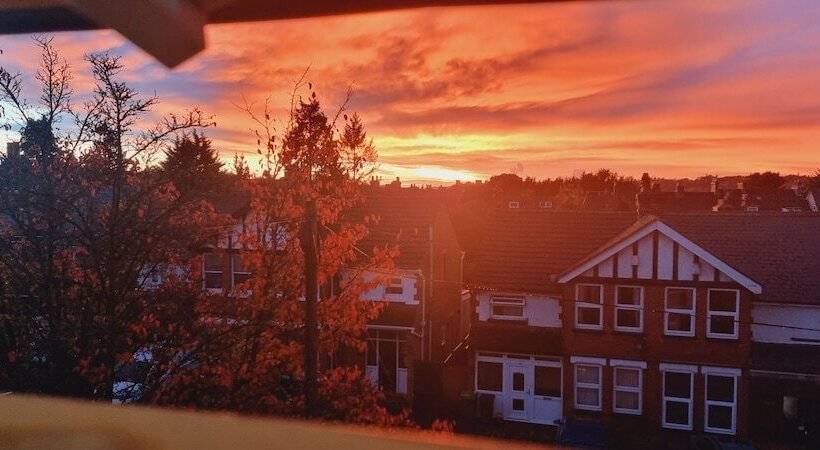 Пансион Large House With Garden In Maidstone