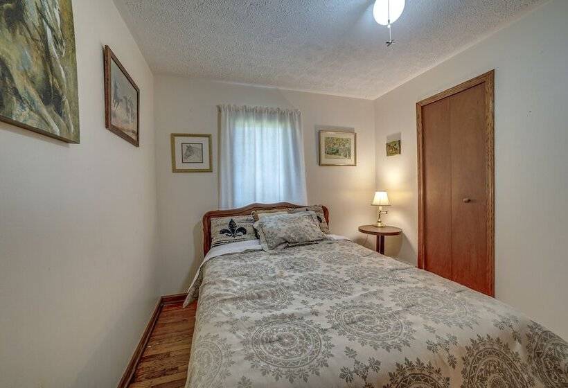 Quaint Youngstown Home ~ 2 Mi To Boardman Park!