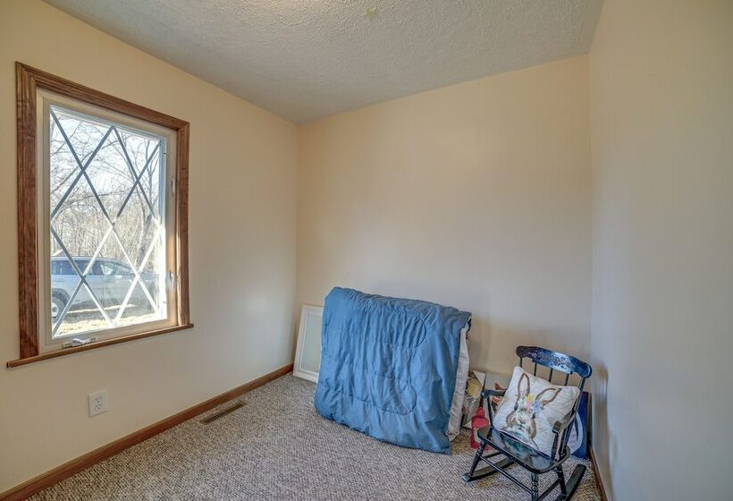 Quaint Youngstown Home ~ 2 Mi To Boardman Park!