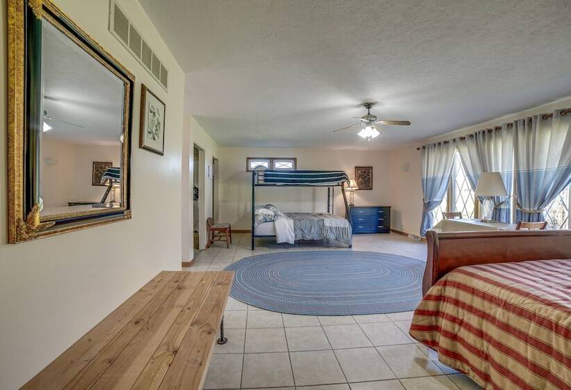 Quaint Youngstown Home ~ 2 Mi To Boardman Park!