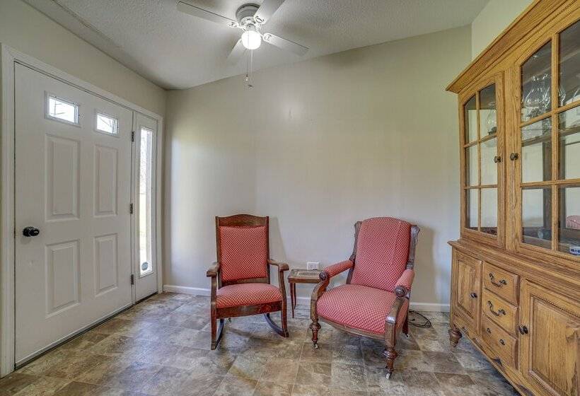 Quaint Youngstown Home ~ 2 Mi To Boardman Park!