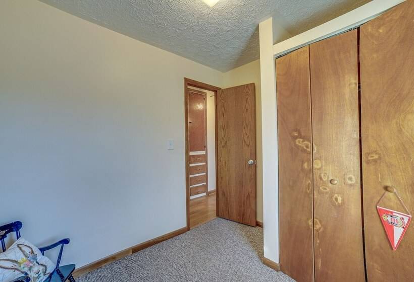 Quaint Youngstown Home ~ 2 Mi To Boardman Park!