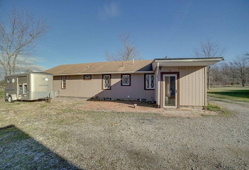 Quaint Youngstown Home ~ 2 Mi To Boardman Park!